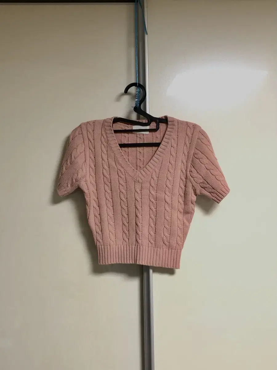 Pretzel cable V-neck cropped short sleeve knit