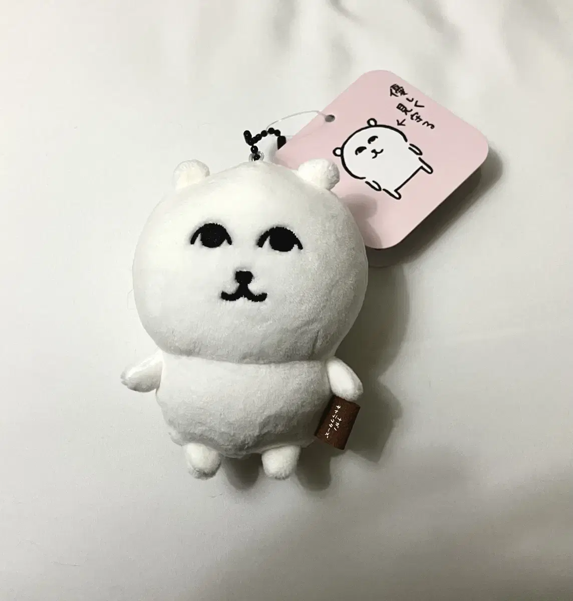 다정하게 바라보는 농담곰 마스코트