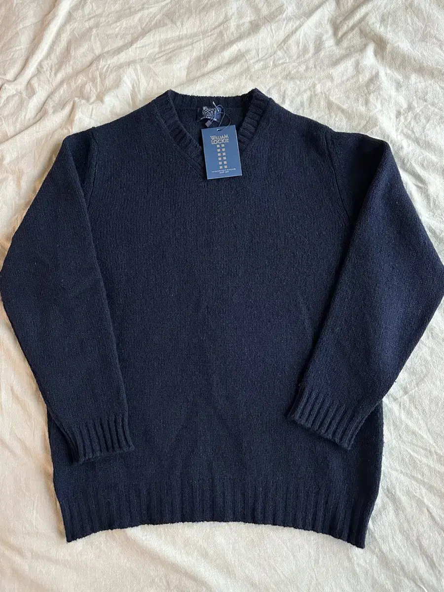 [42] William Lockey Ariane V-neck pullover knit navy