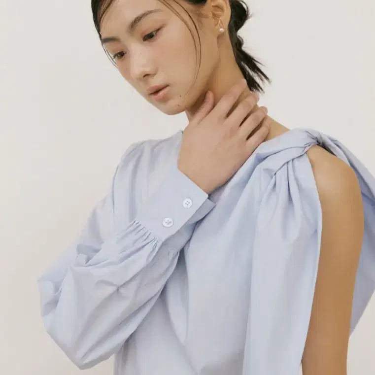 루시르주One Shoulder Scarf Blouse (sky blue)