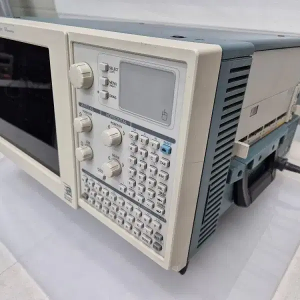 Tektronix TLA 704 Logic Analyzer