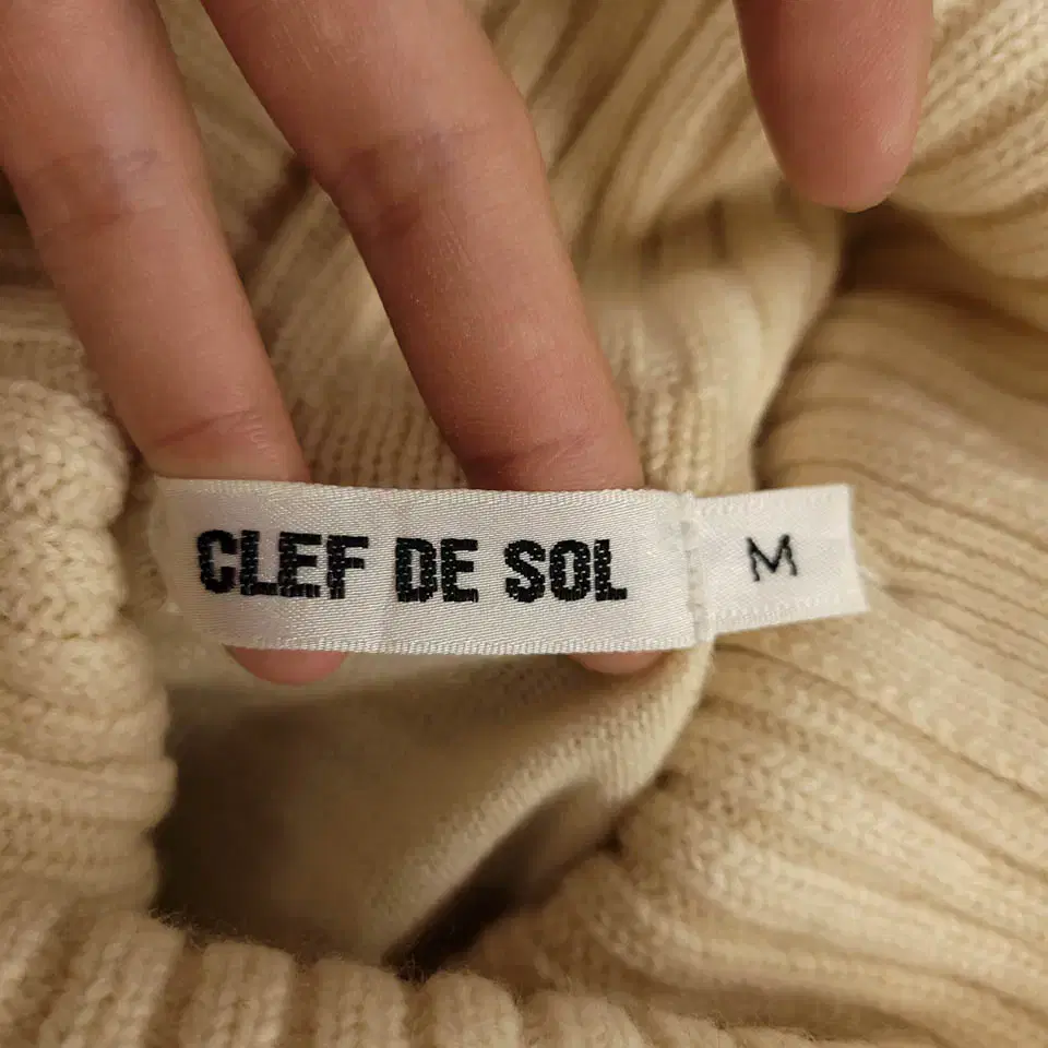 CLEF DE SOL 아이보리 크림 울 버튼 터틀넥 폴라넥 니트 WOMA