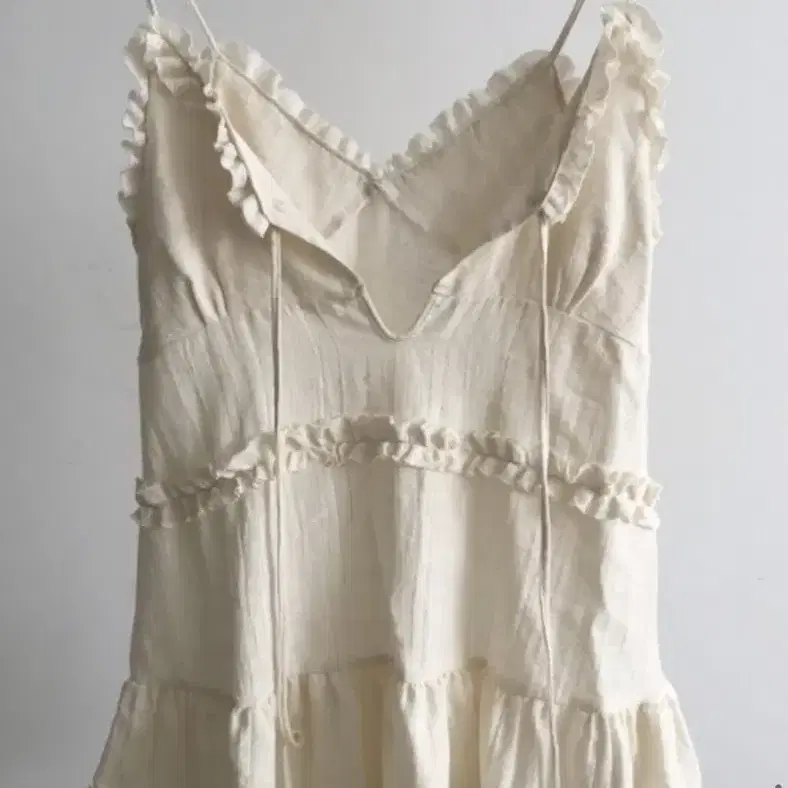 아델리오 frill sleeveless (크림)