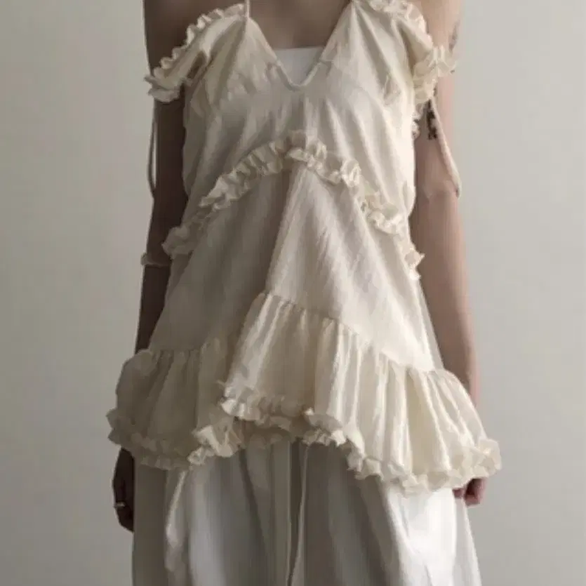 아델리오 frill sleeveless (크림)