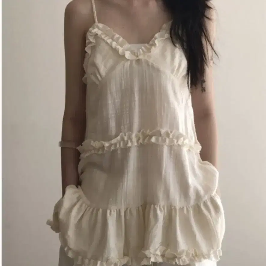 아델리오 frill sleeveless (크림)