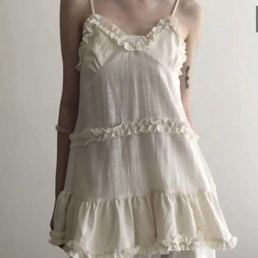 아델리오 frill sleeveless (크림)