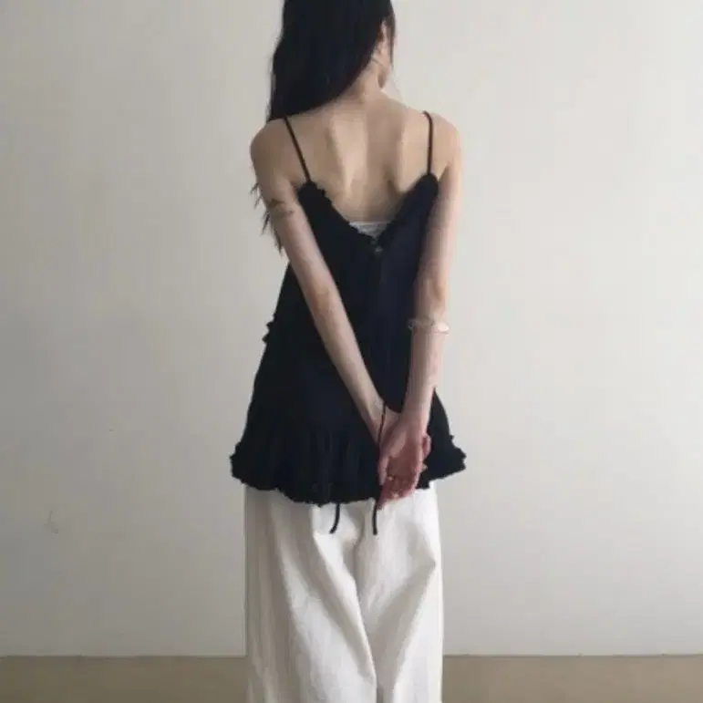 아델리오 frill sleeveless (black)