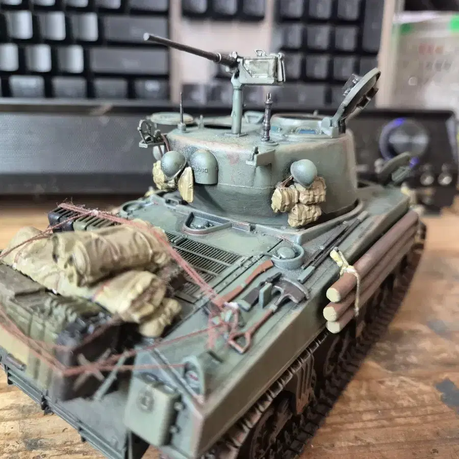 아카데미 1/35 M4A3 셔먼 프라모델 도색작