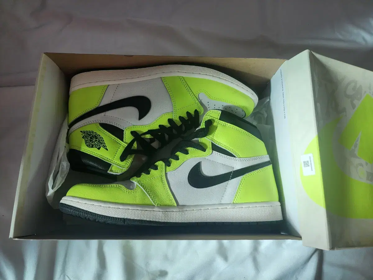 Jordan 1 Retro High OG Volt