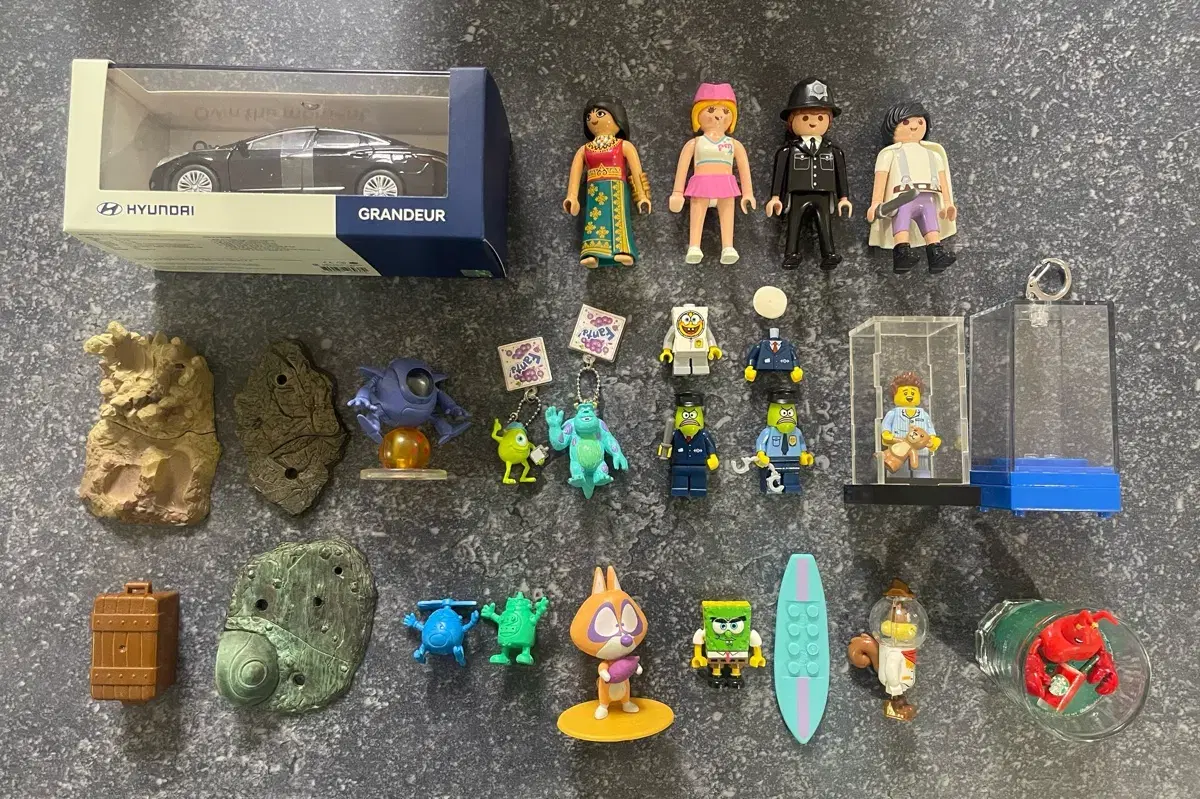 [Junk] Figures, Lego, Playmobil, etc. sold in bulk.