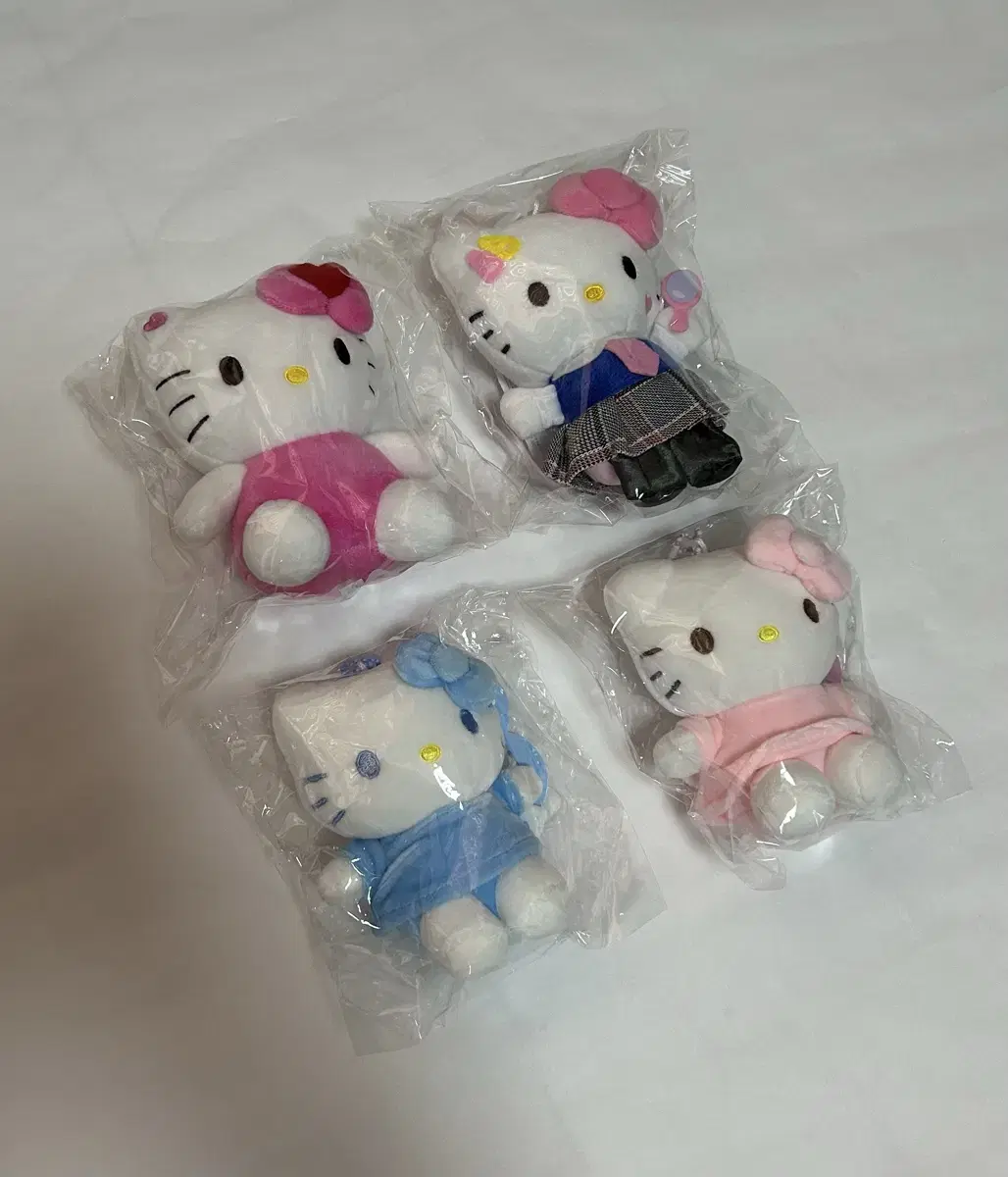 8 large Hello Kitty bag hanging dolls