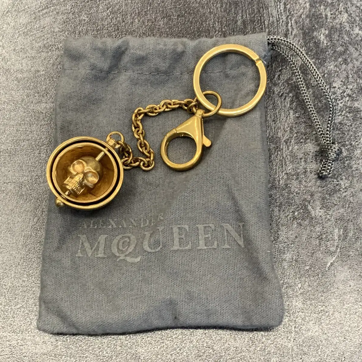 ALEXANDER MCQUEEN 알렉산더 맥퀸 스컬 참 키링(메탈골드)