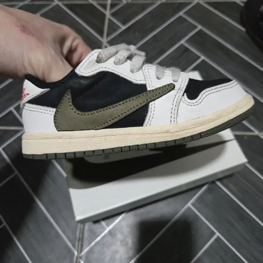 (TD) Jordan 1 x 트레비스스캇 미디엄올리브 150사이즈팝니다