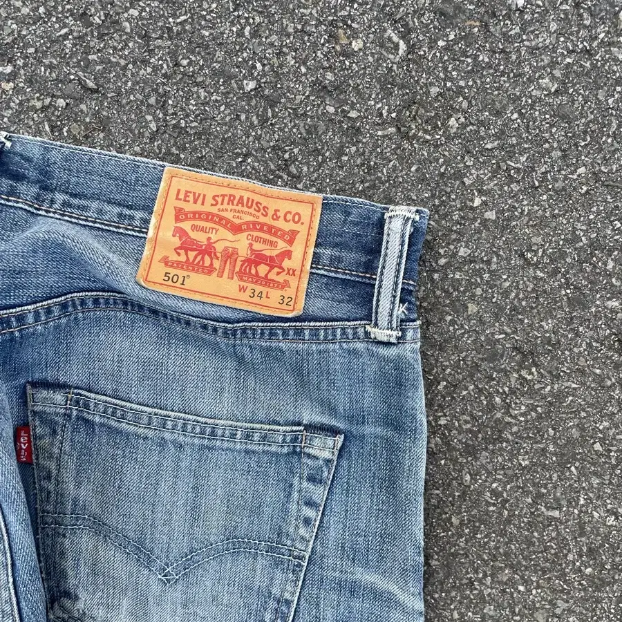 90s Levis 501  (W34 L32)