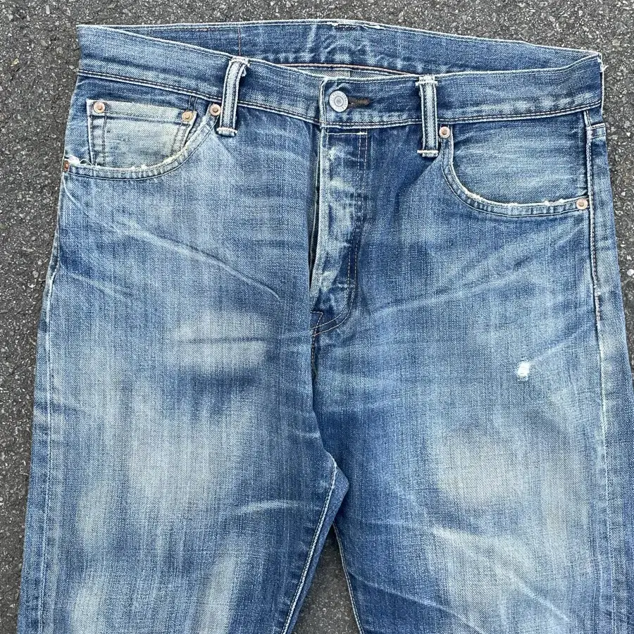 90s Levis 501  (W34 L32)