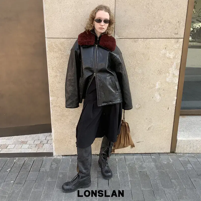 LONSLAN 블랙 플리츠 모직 버뮤다 팬츠