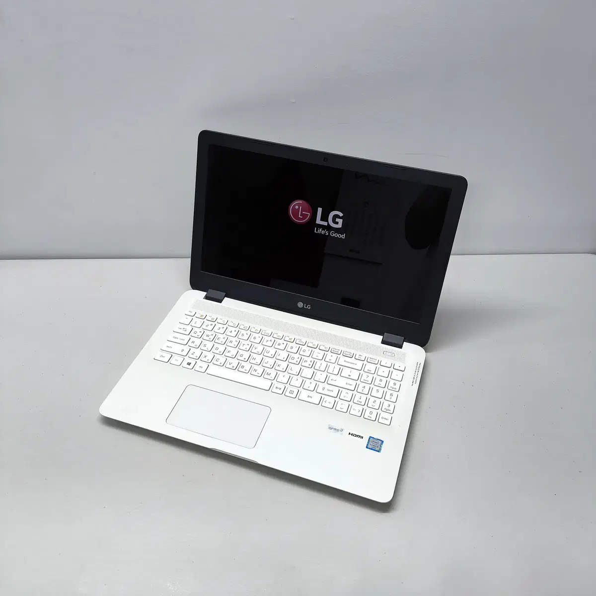 화이트 색상 엘지 노트북 LG 15UB470-MPT5L