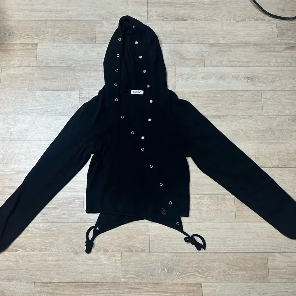 세릭 WRAP HOOD CARDIGAN Black