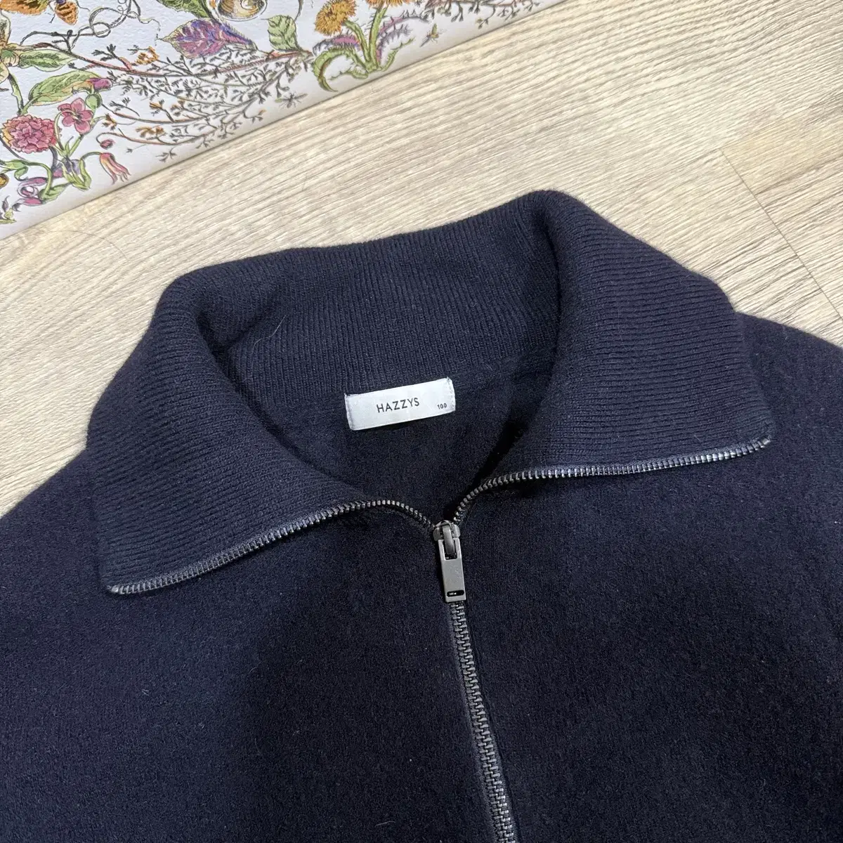 100% hedges wool half zip up knit