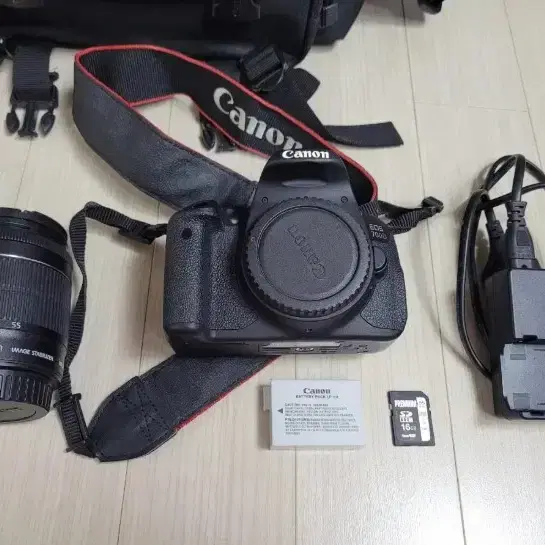 깔끔한 캐논 카메라 EOS 700D 와 18-55 렌즈 세트