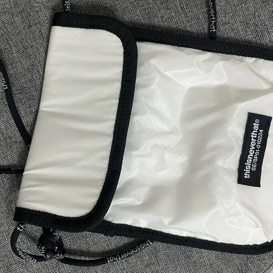 디스이즈네버댓 UL Neck Pouch White 화이트 백