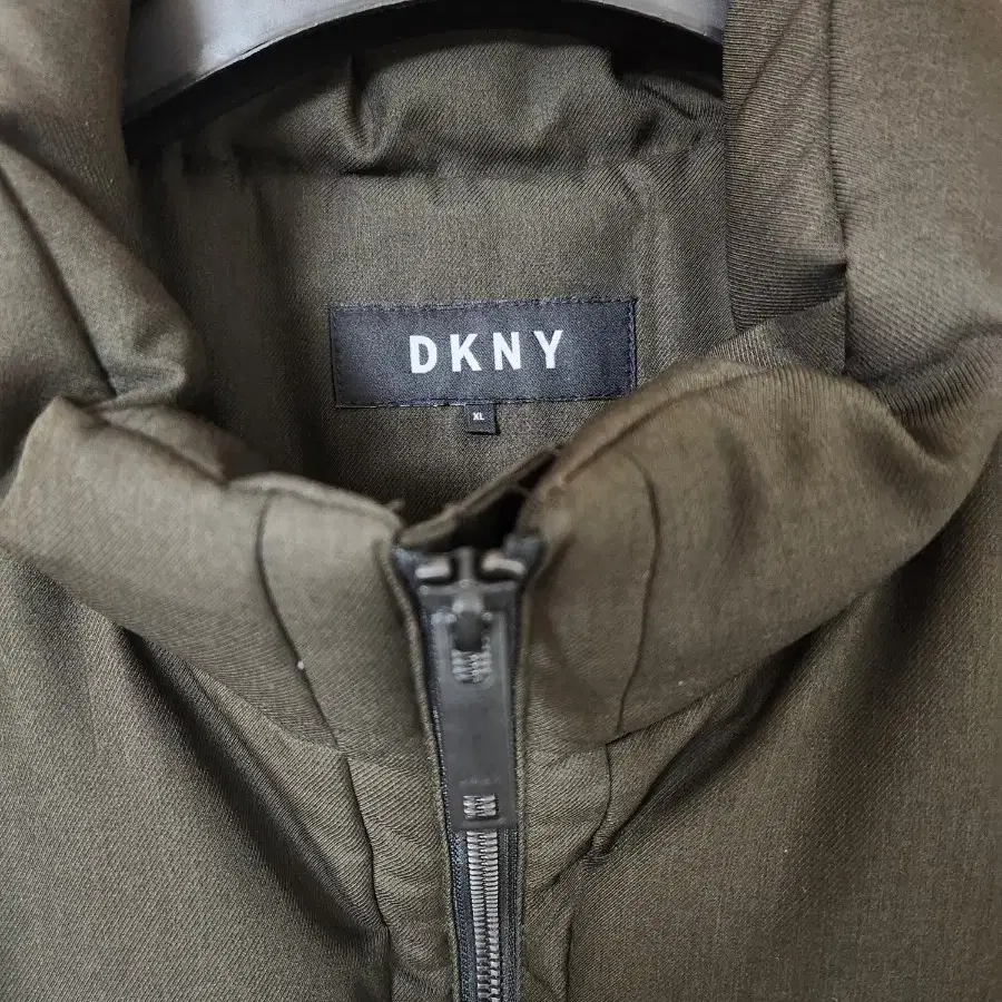 [XL]DKNY 18fw 솔리드 하프 구스다운 점퍼 딥 그린