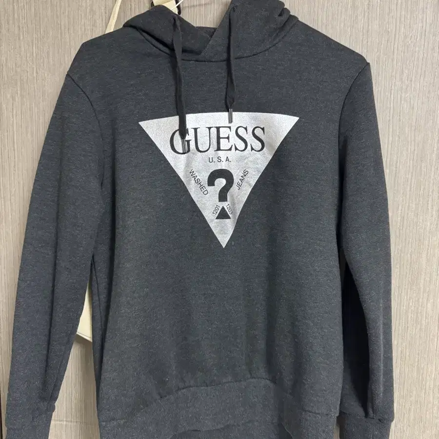 Guess 후드티 m사이즈