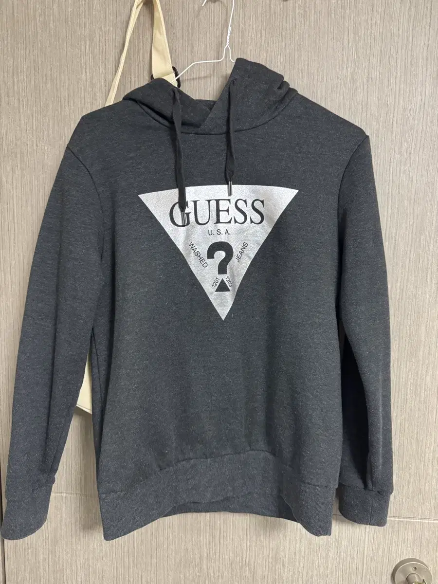 Guess 후드티 m사이즈