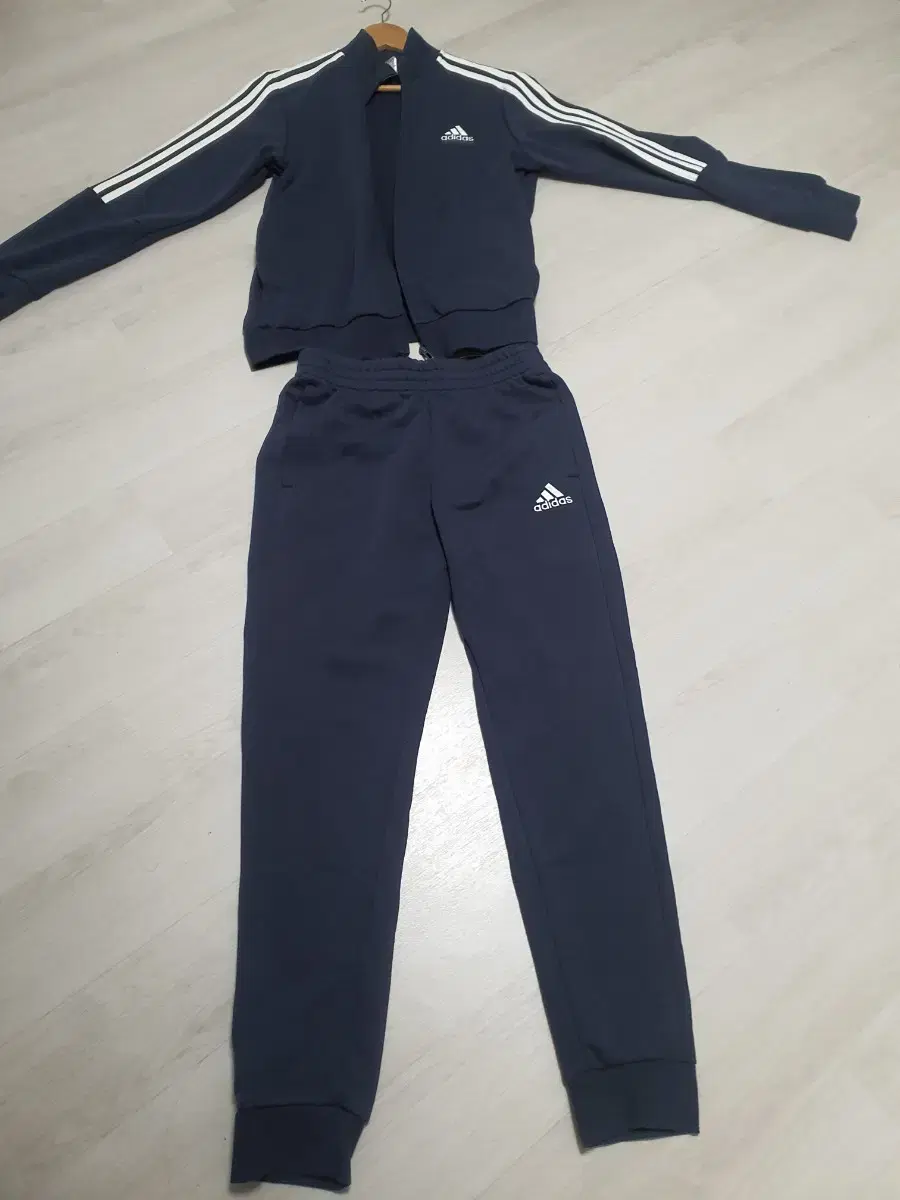 Adidas jersey set.New and unused.Size L