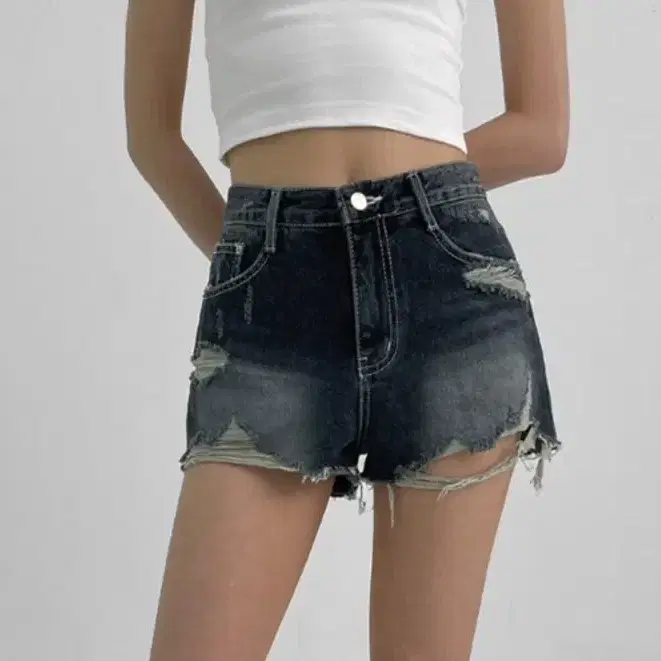 구해요) 블랙업 dropped damage denim shorts