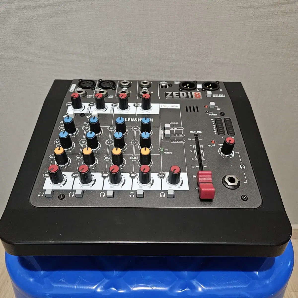 (Quick sale) Small console (mixer) Allen & Heath 'ZEDi-8'