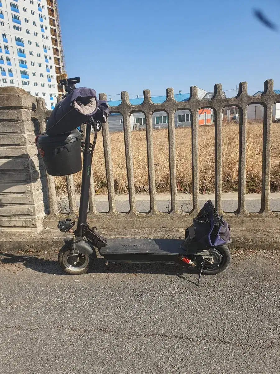 I am selling a nanowheel Air1000w (60v 13ah) 10 inch dual motorized