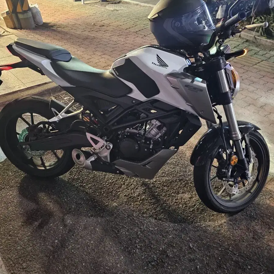 CB125R 신차급 컨디션 좋은 주인 찾습니다.