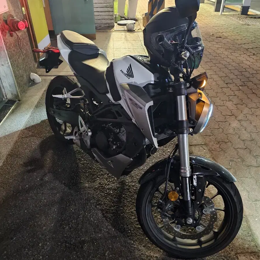 CB125R 신차급 컨디션 좋은 주인 찾습니다.