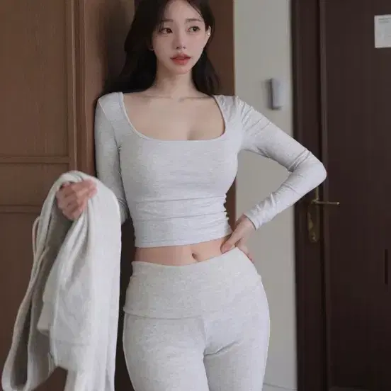 카인다미 옆가슴 볼륨 스퀘어넥 캡내장 긴팔티 m