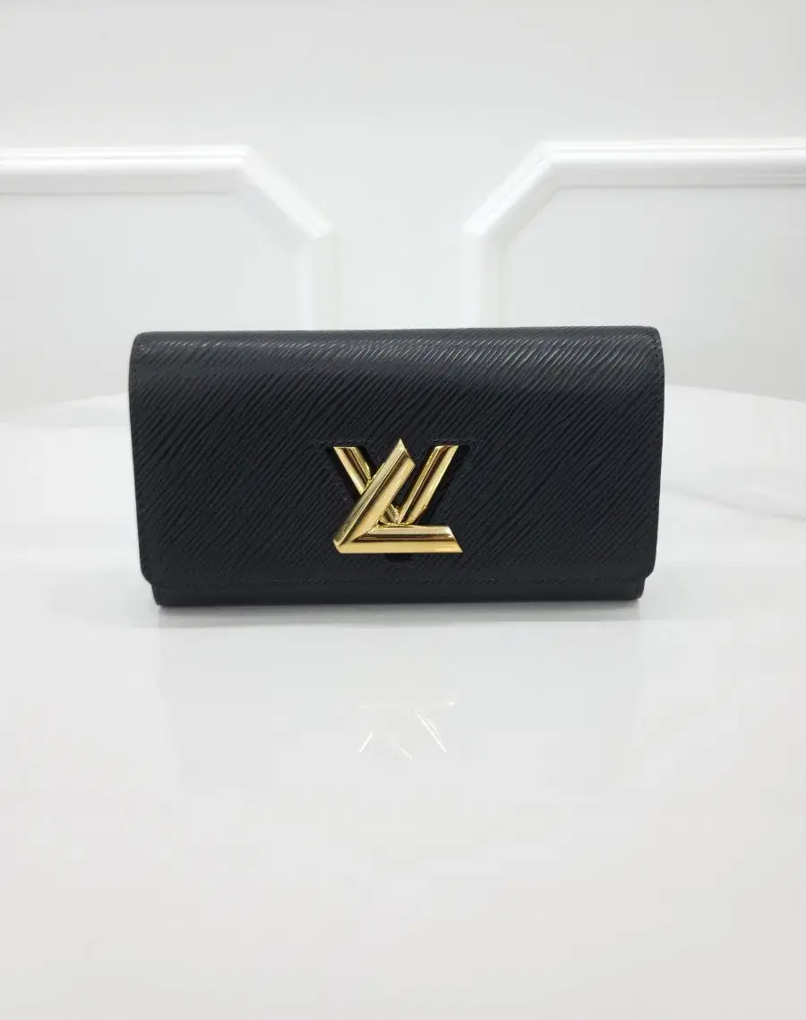 Louis Vuitton Twisted Wallet Epaulette Long Wallet M80690