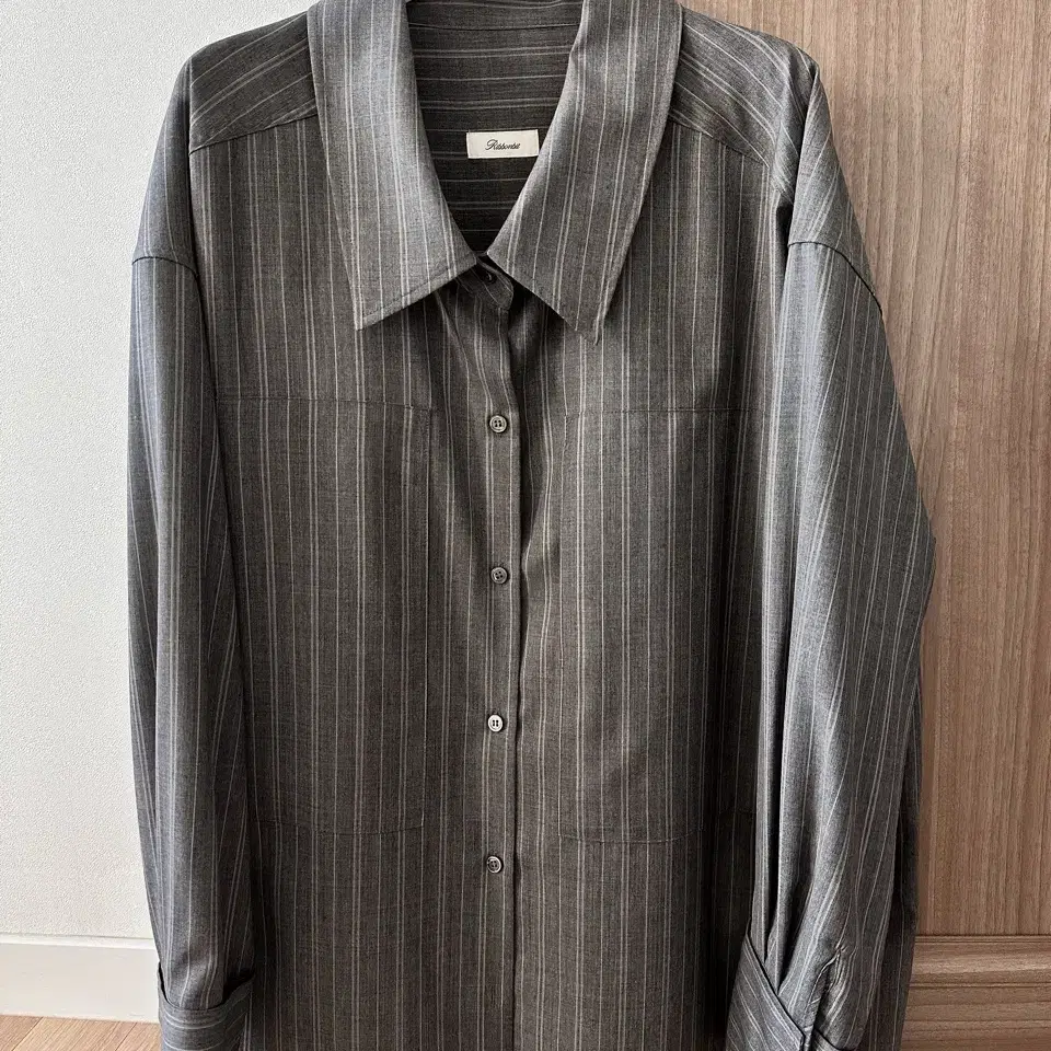 리본빛 그레이 스트라이프 셔츠 Cliff Gray Stripe Shirt