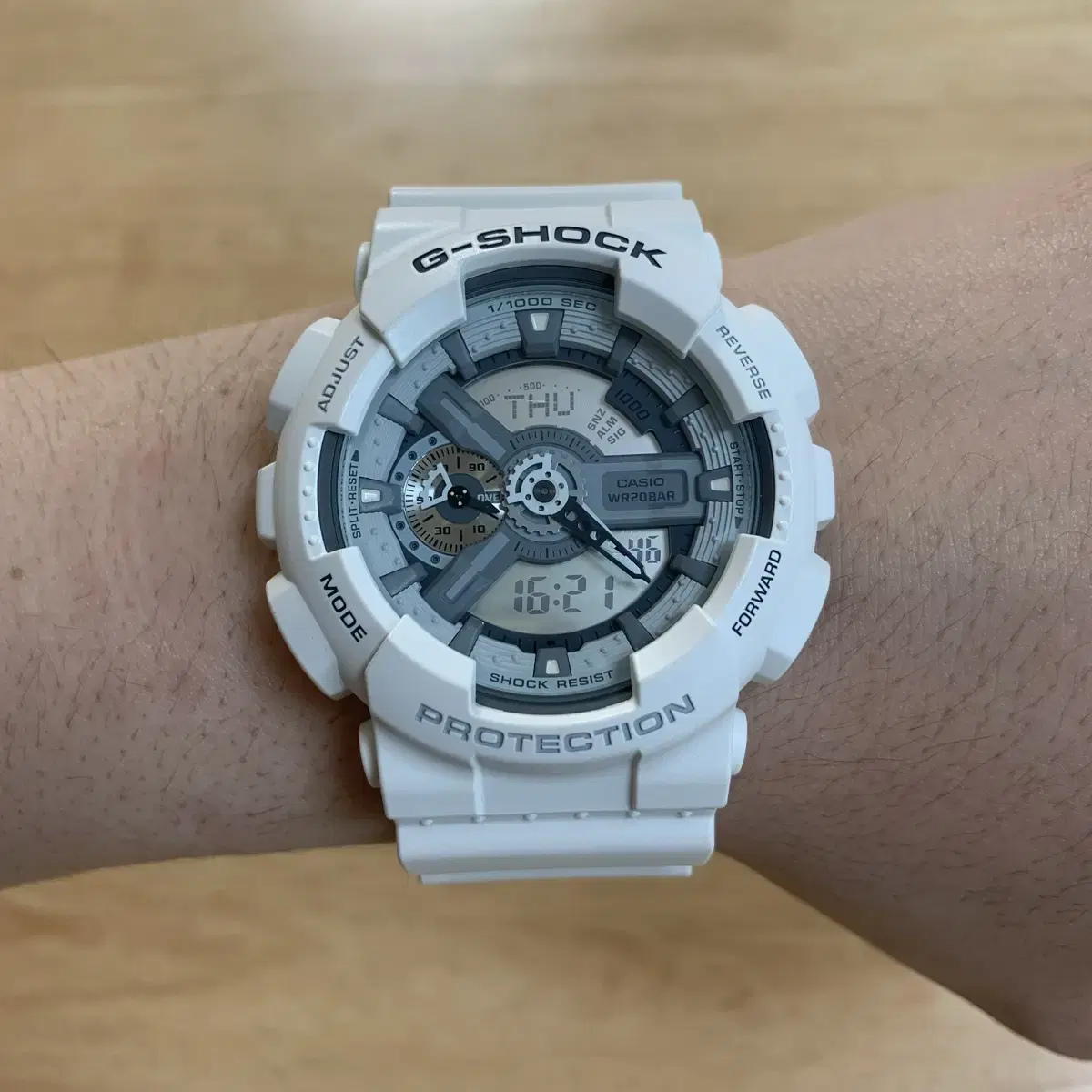 지샥 빅페이스 (G-SHOCK GA-110) 화이트 & 그레이 판매합니다