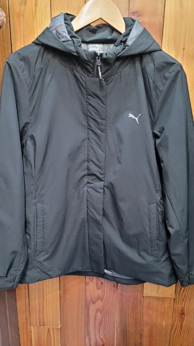 Puma Women's Lightweight Hooded Zip-Up is sized XL 105