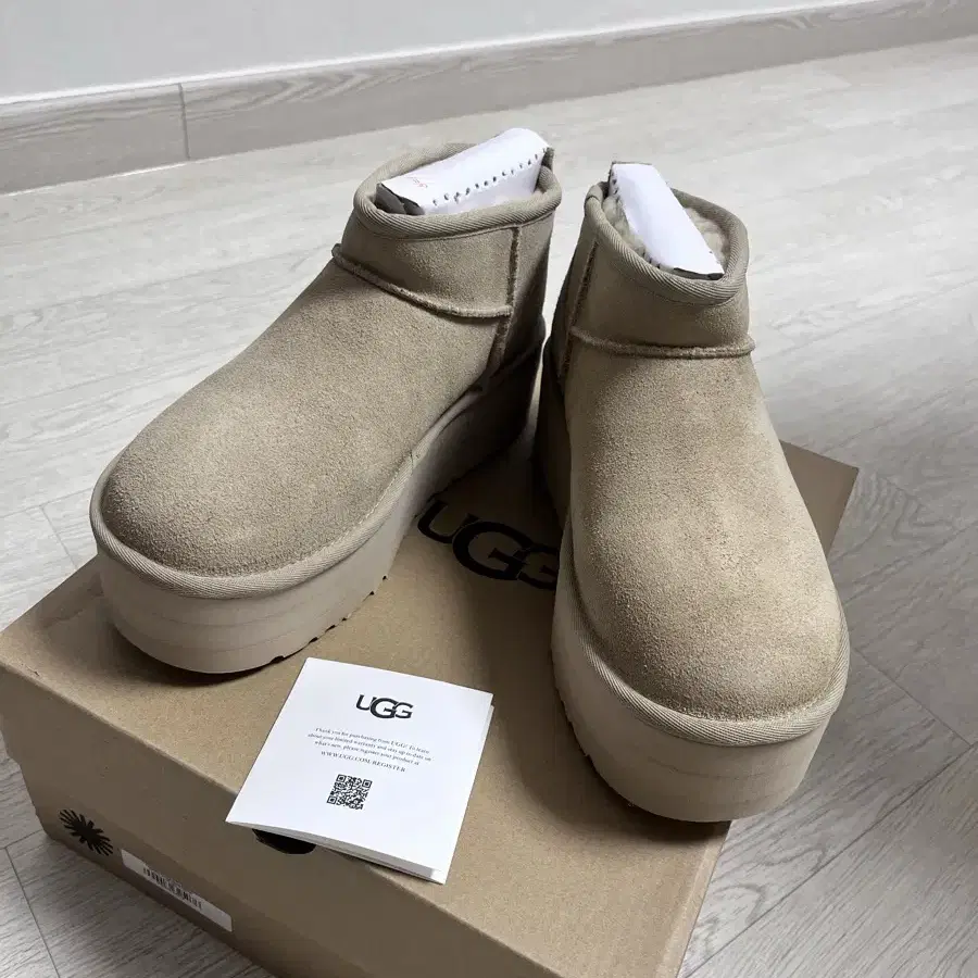 (새상품)미국어그 ugg 240 US7 사이즈 클래식 울트라미니 플랫폼