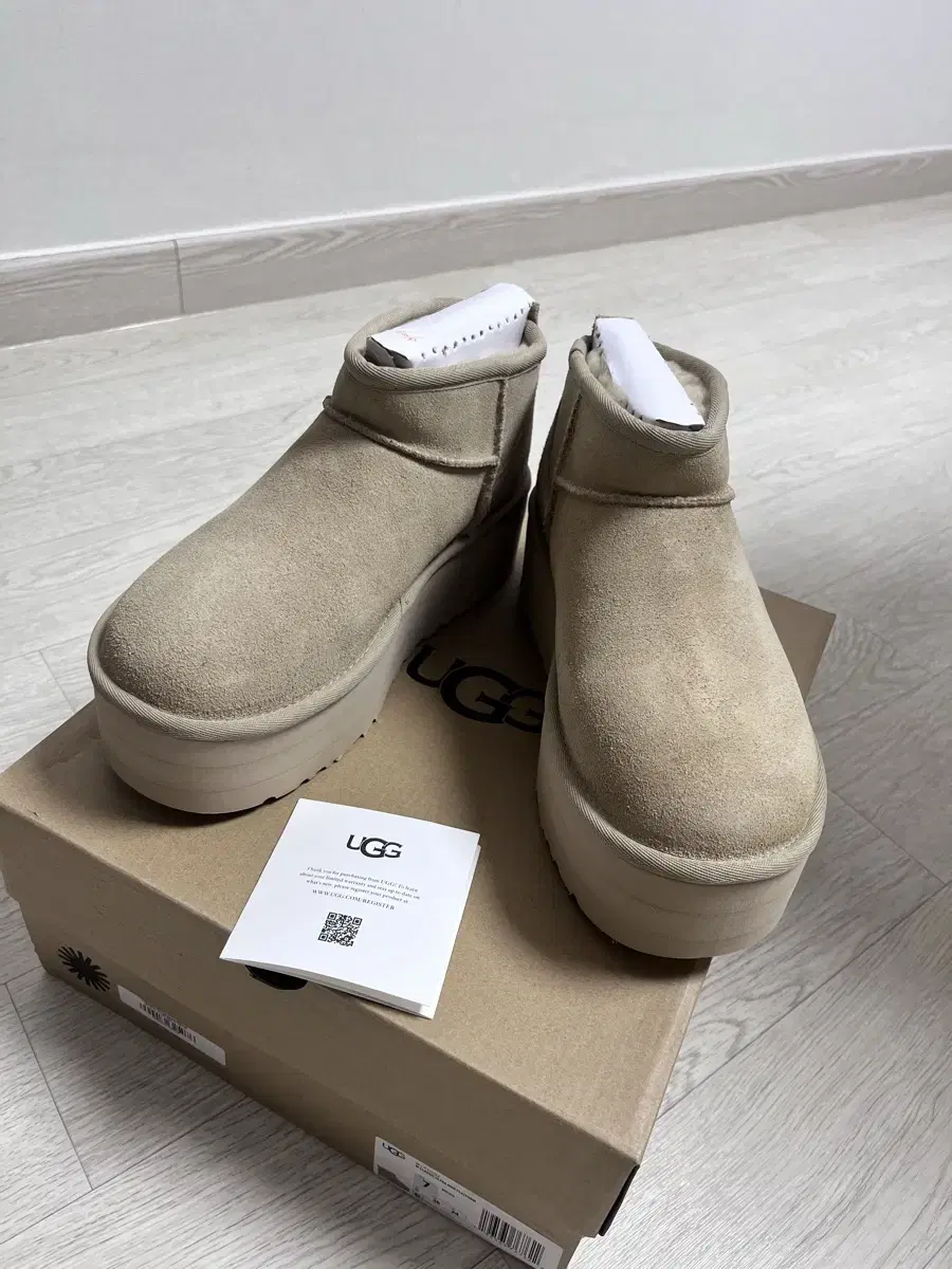 (새상품)미국어그 ugg 240 US7 사이즈 클래식 울트라미니 플랫폼