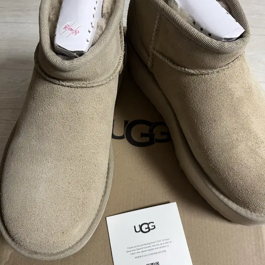 (새상품)미국어그 ugg 240 US7 사이즈 클래식 울트라미니 플랫폼