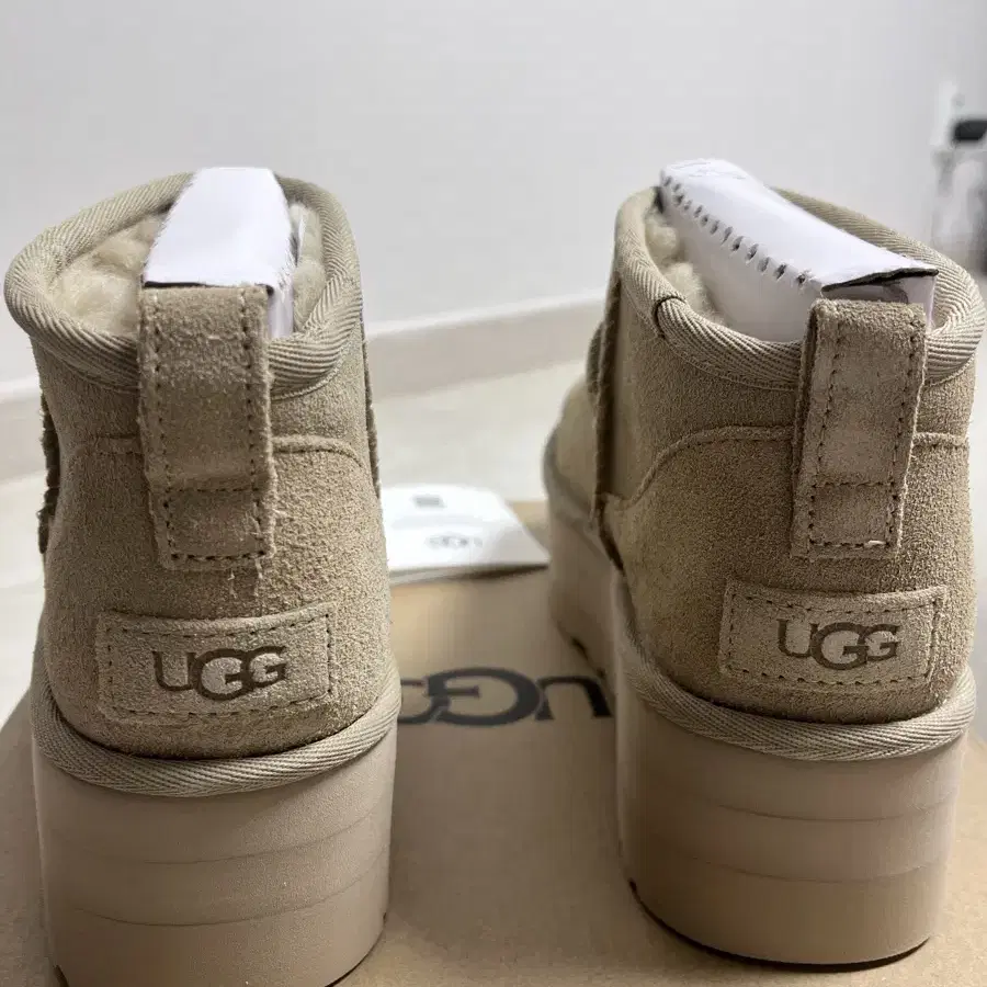 (새상품)미국어그 ugg 240 US7 사이즈 클래식 울트라미니 플랫폼