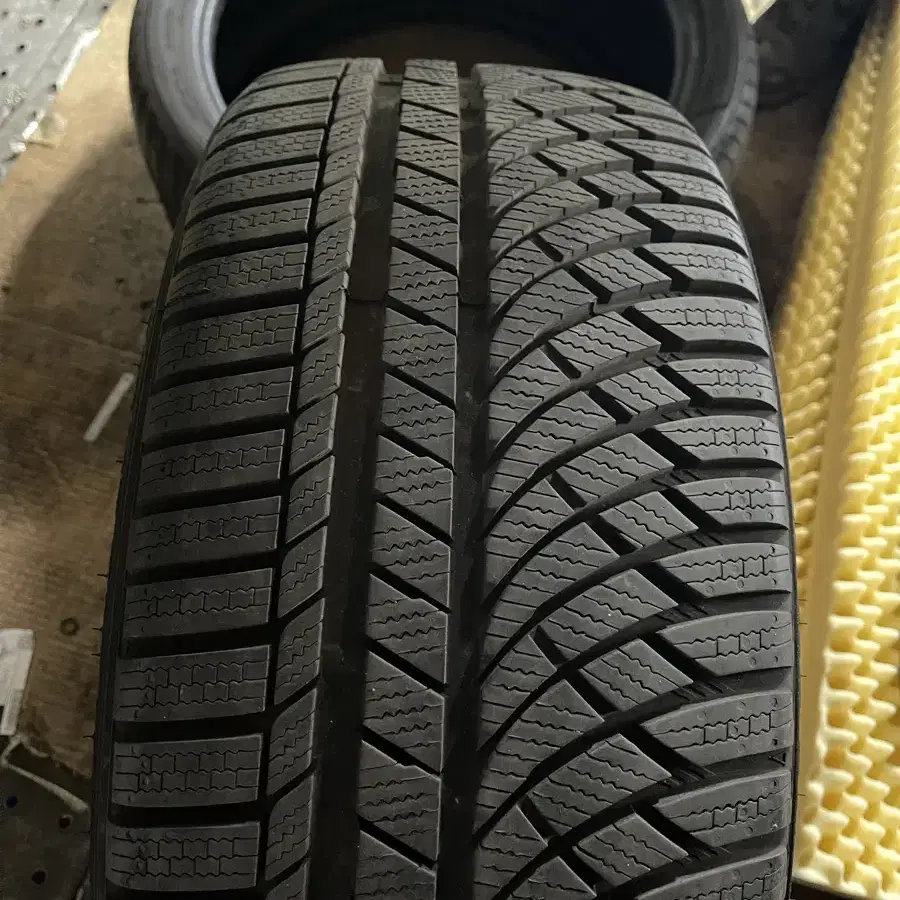 미쉐린 245/45R18 스노우타이어 1개 판매합니다