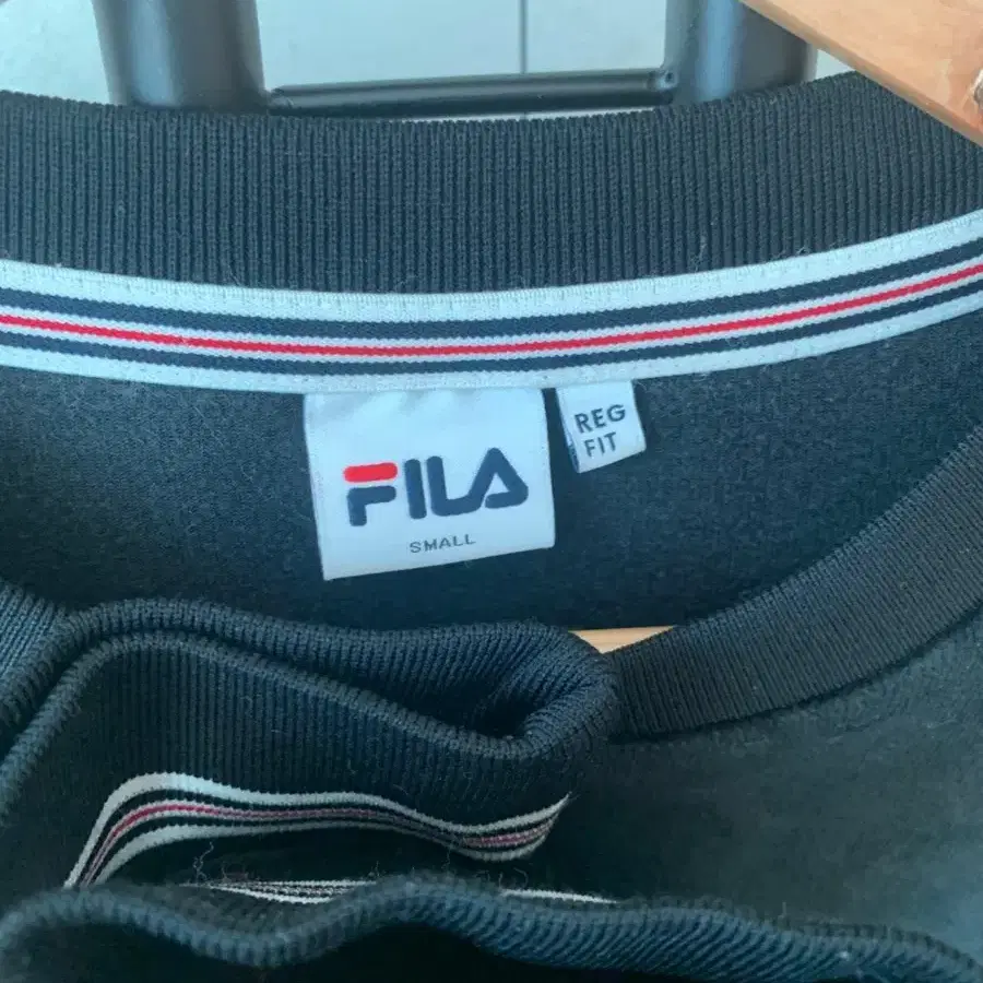 필라(FILA) 공용 검정벨벳 맨투맨 95size