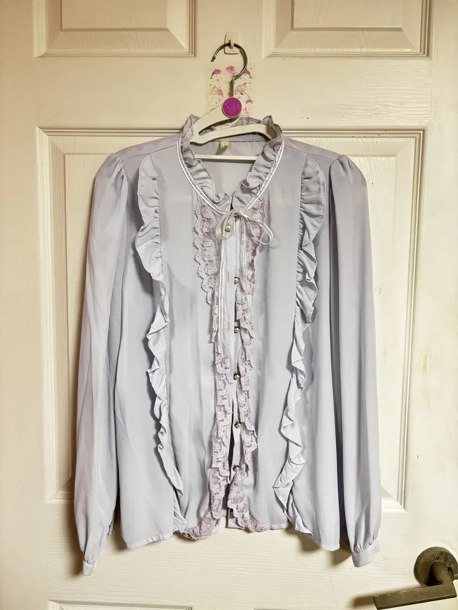 Mauve lace ruffled ribbon blouse with a loose fit