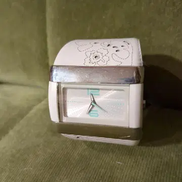 자수 디자인 시계 화이트 나이키 스와치