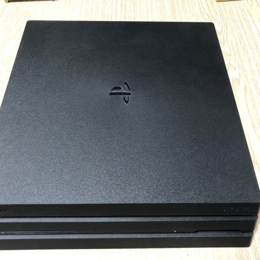 ps4 pro 1tb+조이패드2개+스탠드+게임CD새것