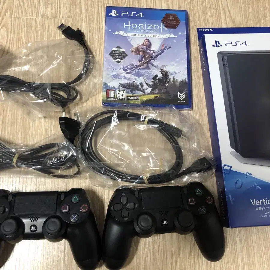 ps4 pro 1tb+조이패드2개+스탠드+게임CD새것