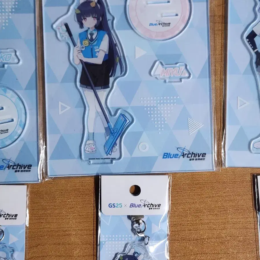 Bloo Archive GS25 Acrylic Stand, Keyring, Badge/Miu, Miyako